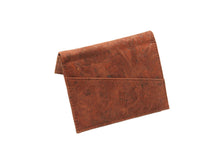 Load image into Gallery viewer, Cork man wallet in brown with a stylish folding design, combining sustainability and functionality. Dimensions: 9 x 12 x 2 cm.