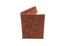 Load image into Gallery viewer, Cork man wallet showcasing a stylish and sustainable design, featuring a rich brown texture and compact dimensions.
