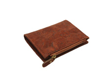 Load image into Gallery viewer, Cork man wallet in brown with zipper, showcasing sustainable and stylish design, perfect for everyday use.